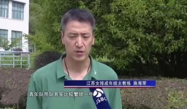 阿四（叶德娴 饰）少时结识了一表人材的中医药师家明（关海山 饰），与其坠进情网，存亡相依。跟从着家明，阿四孤身一人来到了喷鼻港，在这里，家明有一名正房太太阿喷鼻。痴情的阿四不求名分，只但愿可以或许陪同在家明的身边，帮忙家明完成他开中药店的欲望。                                  　　爱莲是家明和阿喷鼻的女儿，她嫁给了巨贾志超，但是，志超亦有着妻室，阿四眼看着爱莲行将走上同本身一样的道路。深知此中痛楚的阿四对爱
